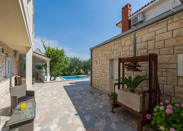 Villa Tomasovic With Pool In Podstrana