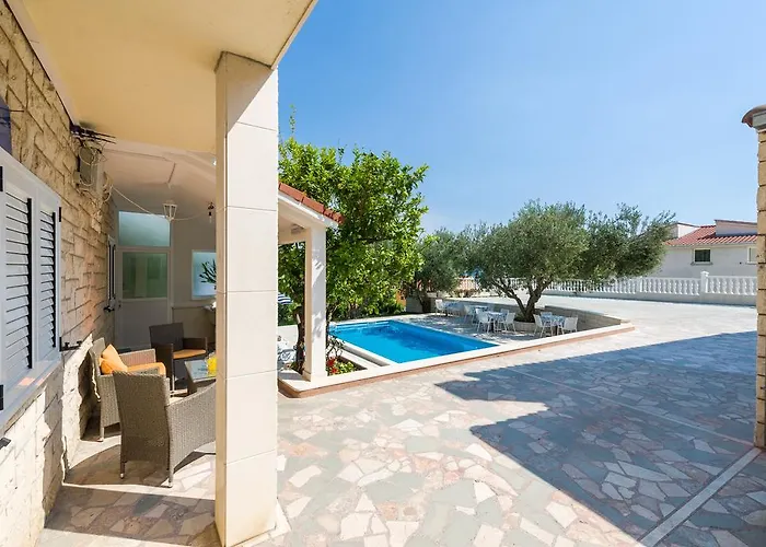 Villa Tomasovic With Pool In Podstrana