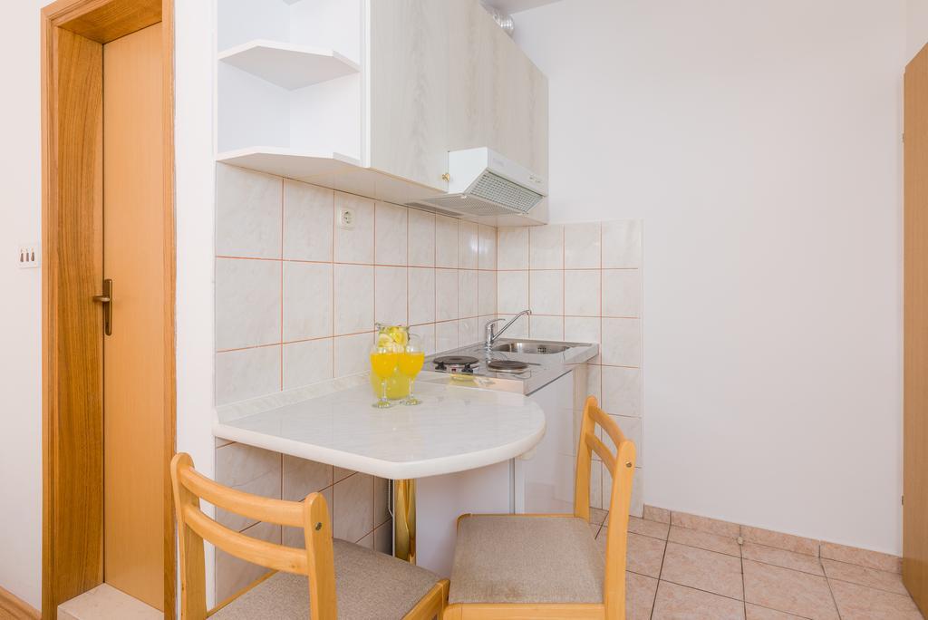 Apartment Tomasovic With Pool In *