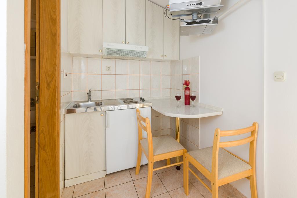 Tomasovic With Pool In Apartment Podstrana