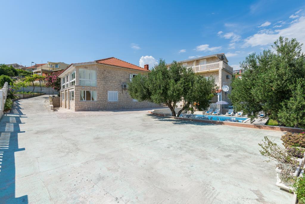 Apartment Tomasovic With Pool In