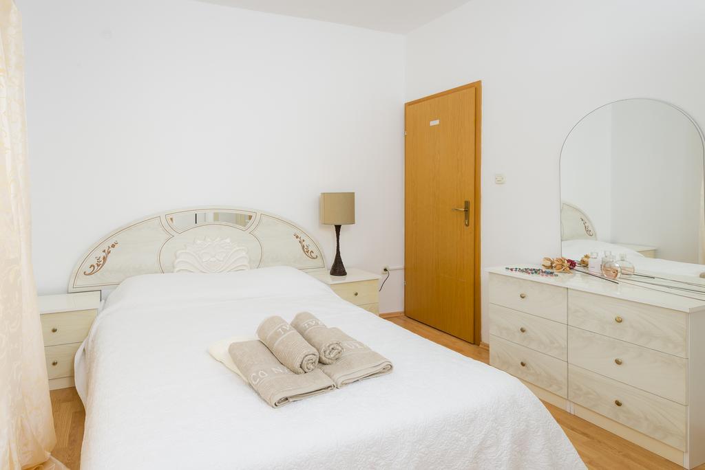 Apartment Tomasovic With Pool In *