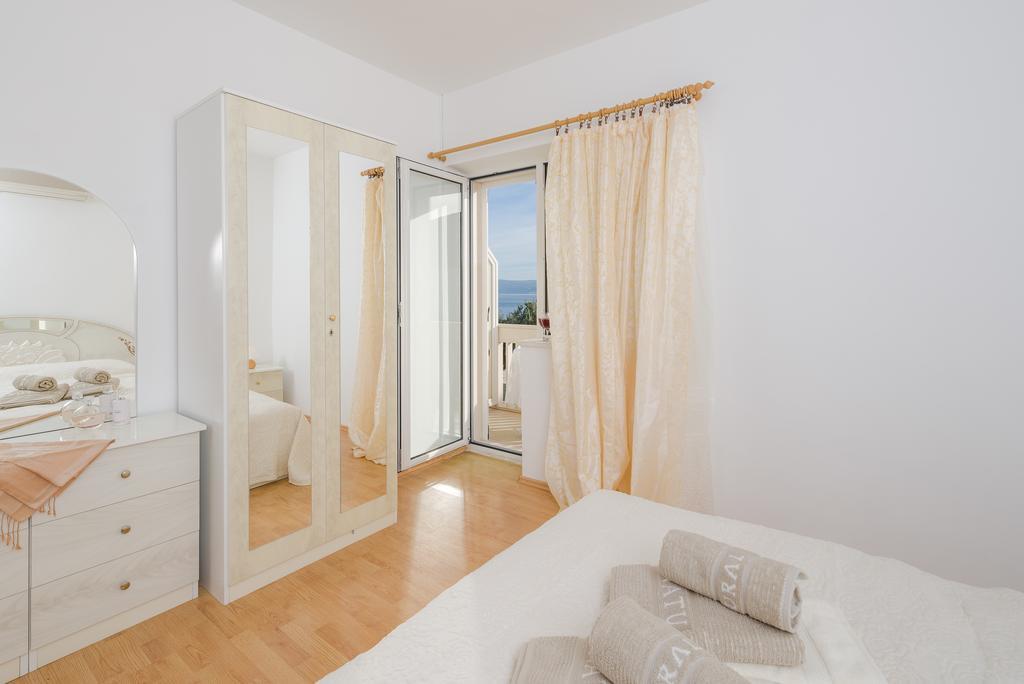 Apartment Tomasovic With Pool In Podstrana