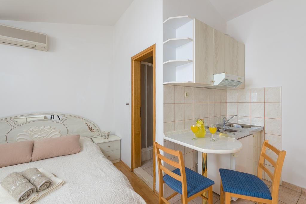 Apartment Tomasovic With Pool In *