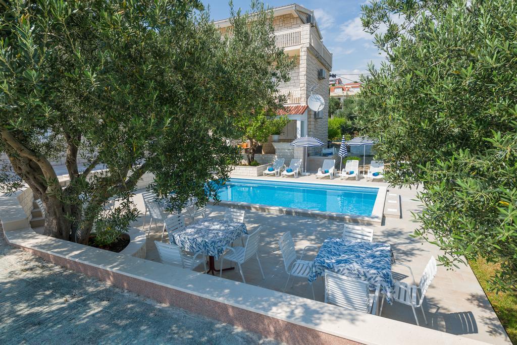 Apartment Tomasovic With Pool In *