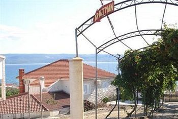 Apartment Tomasovic With Pool In Podstrana